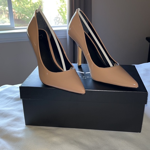 New! Marc Fisher LTD Everly Pointed Toe Pump Size 7 Tan NIB Retail $140 - Picture 2 of 14